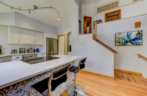 Central Boulder House | Best location- Pearl St (downtown), Views/Deck/Garage/Central AC/Gas Fireplace