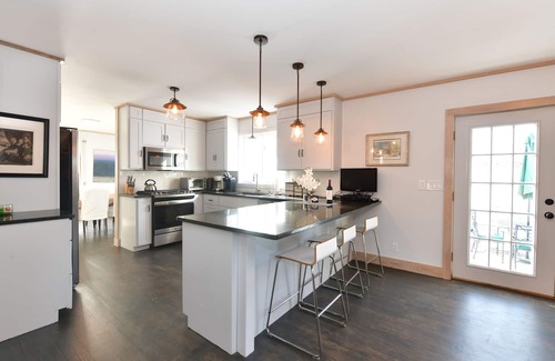 Roxbury House | BEST LOCATION! PoshPadsCT"PAINTER HILL4BR" Hot Tub Spa, BBQ, Ski,Hike,1.5HrsNYC