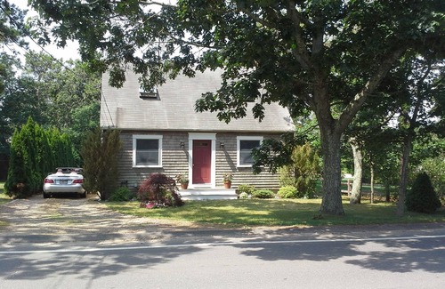 East Chop House | BEST LOCATION * Walk to Town/Beaches * Fun and Relaxing