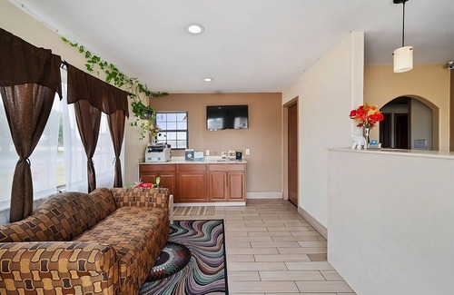 Beeville House | Best Place to Stay in Texas! 4 Convenient Units, Pets Allowed, Free Parking