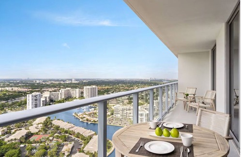 Hollywood South Central Beach Hotel | Best Place to Stay in Florida! 3 Comfortable Units, Kitchen, Pool
