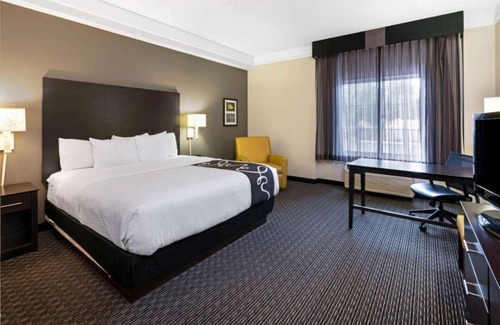 Superstition Springs House | Best Place to Unwind! 3 Beautiful Units, Onsite Pool, Free Breakfast