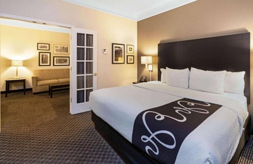 Superstition Springs House | Best Place to Unwind! 3 Beautiful Units, Onsite Pool, Free Breakfast