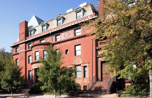 Rosslyn Apartment | Best Place to Unwind! Hotel w/Self Parking & Onsite Starbucks! Pets Allowed
