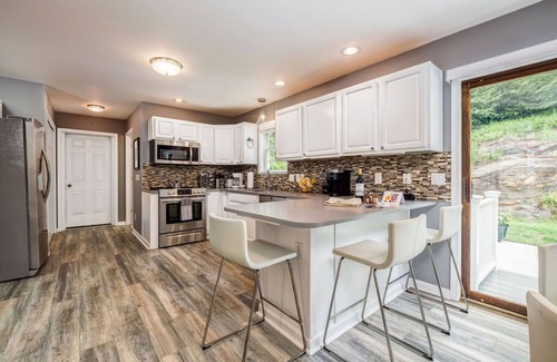 Roxbury House | BEST TOWN! PoshPadsCT "TUNNEL" 4-BR HEATED SPA-POOL, Bike, Hiking, NYC 1.5 Hrs