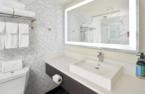 Riverside Hotel | Best Value, Quality Stay! Pets are Allowed, Near Mobius Children's Museum!