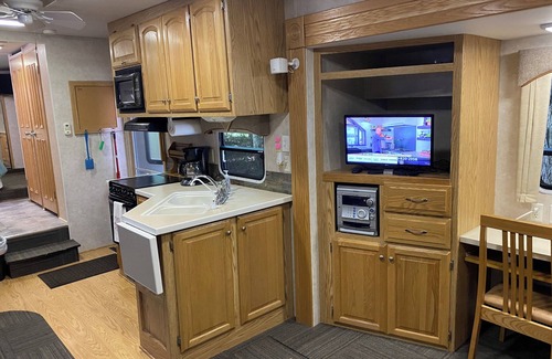Beulah House | Betsie - Excellent 35Ft RV Camper in the Woods Fire Pit & Hot Tub Access