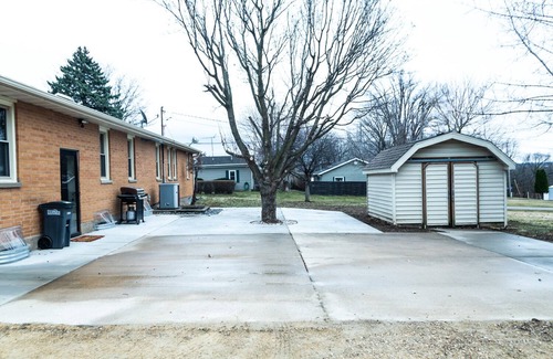 Dubuque House | Between Sundown & Chestnut Ski Resorts & 30 min from the Field of Dreams.