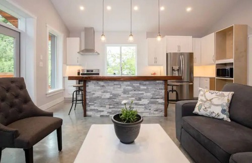 Regional District of Nanaimo House | “Between Two Lakes”. New 2 Bedroom Entire Home! (Sleeps 6).