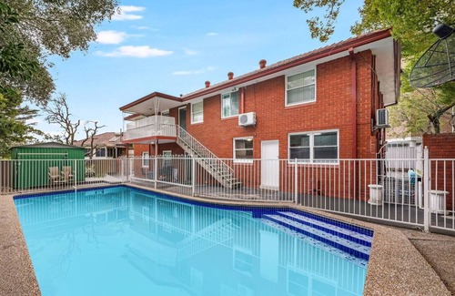 Bexley North House | Bexley near Train/Shopping/Airport with Pool 11ppl Ground floor