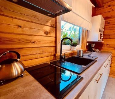 Rewal Cabin | Biale Domki Paula Rewal - Domki z klimatyzacja, w obiekcie Jacuzzi i darmowe Wifi!