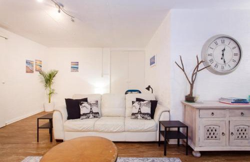 Bicton House | Bicton by the Bay - Close to Fremantle & River