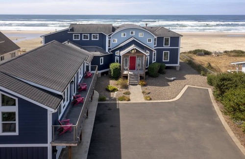 Waldport House | Big Blue, 13 Steps to the Beach, Guest House, Game Room, Oceanfront, WiFi, Hot Tub
