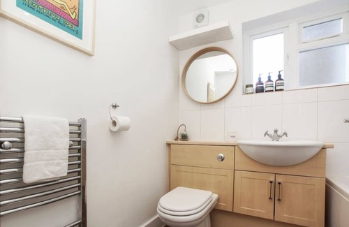 Mile End Apartment | Big, bright & cosy apartment 2 min from Mile End Station, near Victoria Park