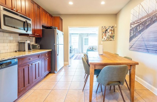 Southmoreland House | Big House - Middle of KC - Garage!