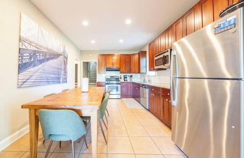 Southmoreland House | Big House - Middle of KC - Garage!