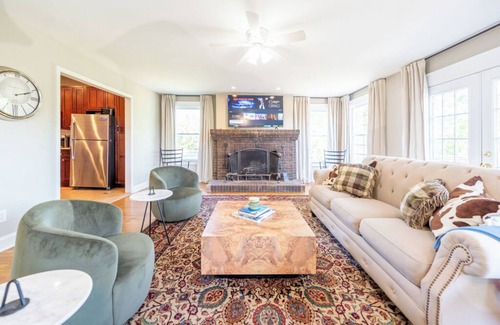 Southmoreland House | Big House - Middle of KC - Garage!