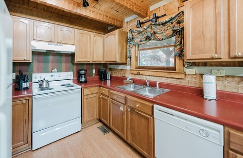 Gatlinburg - Pigeon Forge Cabin | Big Kahuna Lodge 3 Bedroom Cabin by RedAwning