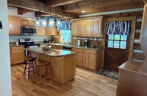 Waynesville Cabin | Big Kahuna Mauka, Beautiful Mountain View 4-BR Cabin in charming Waynesville