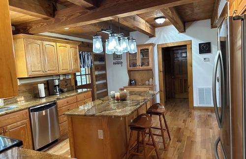 Waynesville Cabin | Big Kahuna Mauka, Beautiful Mountain View 4-BR Cabin in charming Waynesville