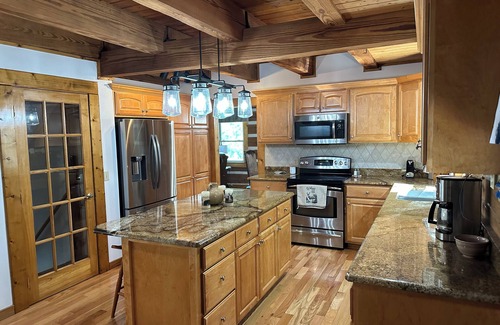 Waynesville Cabin | Big Kahuna Mauka, Beautiful Mountain View 4-BR Cabin in charming Waynesville