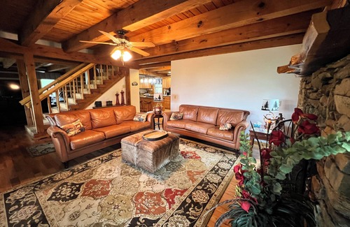Waynesville Cabin | Big Kahuna Mauka, Beautiful Mountain View 4-BR Cabin in charming Waynesville