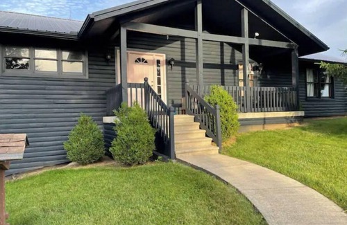 Summit Station Cabin | Big Log Cabin 3 miles Denison & Granville. Farm views.
