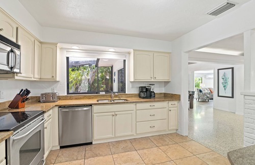 Bay Isle House | Big Pass Hideaway l Private Heated Pool, & Walking Distance to Siesta Key Beach