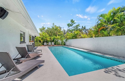Bay Isle House | Big Pass Hideaway l Private Heated Pool, & Walking Distance to Siesta Key Beach