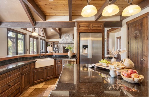 Sunriver Villa | Big Pine by AvantStay | Stunning Secluded Oregon Home w/Hot Tub