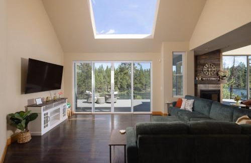 Deschutes River Woods House | Big Sky Bend - Amazing Riverfront for 12