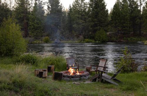 Deschutes River Woods House | Big Sky Bend - Amazing Riverfront for 12