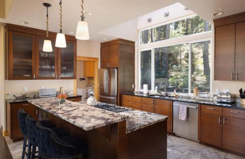Deschutes River Woods House | Big Sky Bend - Amazing Riverfront for 12