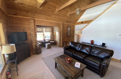 Gallatin Gateway House | Big Sky Retreat Cabin 1
