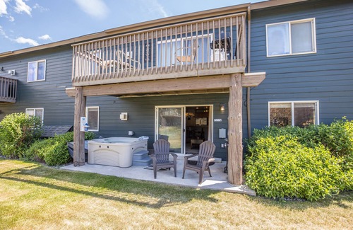Big Sky House | Big Sky Town Center condo w/gorgeous views and hot tub! - Firelight Mountain Bearadise