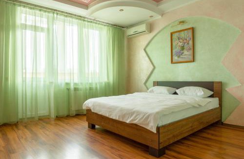 Pozniaky Apartment | Big studio apartment near River Mall