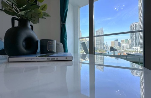 Dubai Marina Apartment | Big Studio w/Balcony and easy access to the Beach in Marina