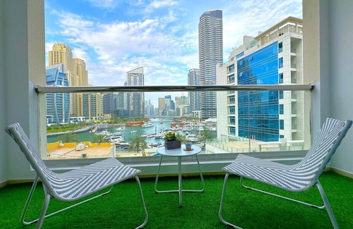 Dubai Marina Apartment | Big Studio w/Balcony and easy access to the Beach in Marina