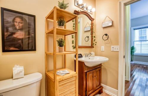 Metropolitan Apartment | Big Yard, BBQ - Near DT, Starland & River St - Parking
