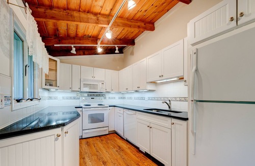 Ludlow House | Bigfoot Chalet, Golf-Hike-Boat-Bike-Fish-RELAX!