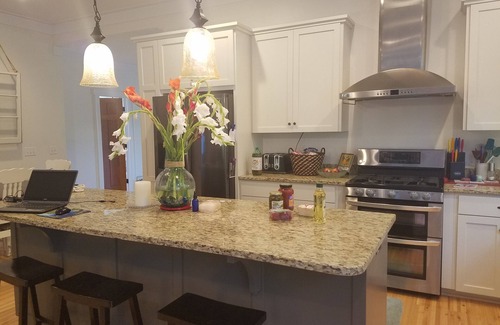 Old Village House | Bike to beach, 10 min to downtown, sleeps 7
