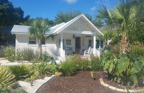 Old Village House | Bike to beach, 10 min to downtown, sleeps 7
