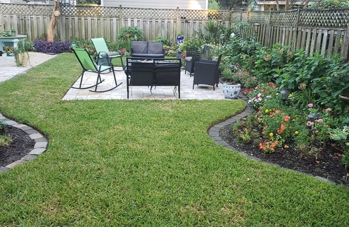 Old Village House | Bike to beach, 10 min to downtown, sleeps 7