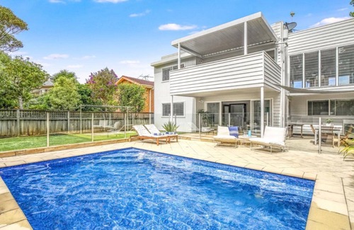 Killcare Heights House | Binalong House by HolidayCo.