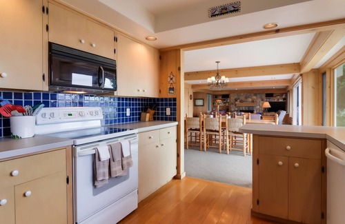 Maple City House | Birchway Breeze Lakefront Firepit 10min Glen Arbor