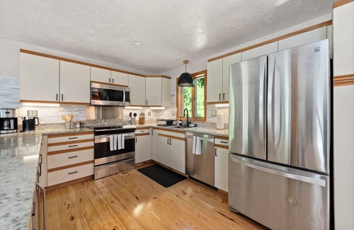 Thornton House | Birchwood Retreat: spacious & modern forest refuge