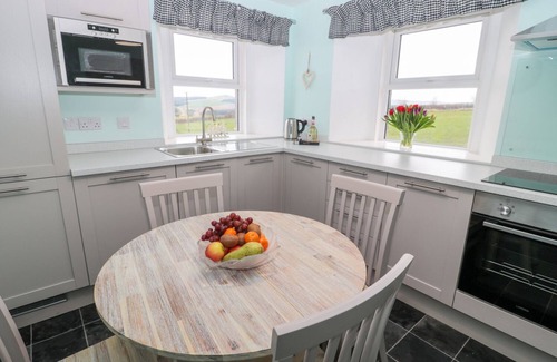 Jedburgh Cottage | BIRDS NEST, family friendly, character holiday cottage in Jedburgh