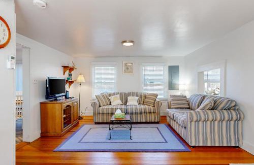 Oak Bluffs House | Birds of Paradise
