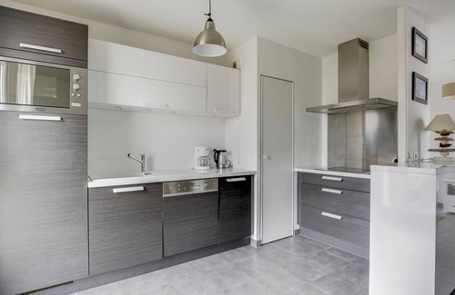 Biscarrosse Plage Apartment | Biscarrosse Beach: Modern 2-BR Apt, Near Center, Walk to Ocean, Parking, Terrace