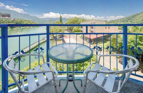 Yuchi Bed & Breakfast | Bishui Shanju Lakeside B&B